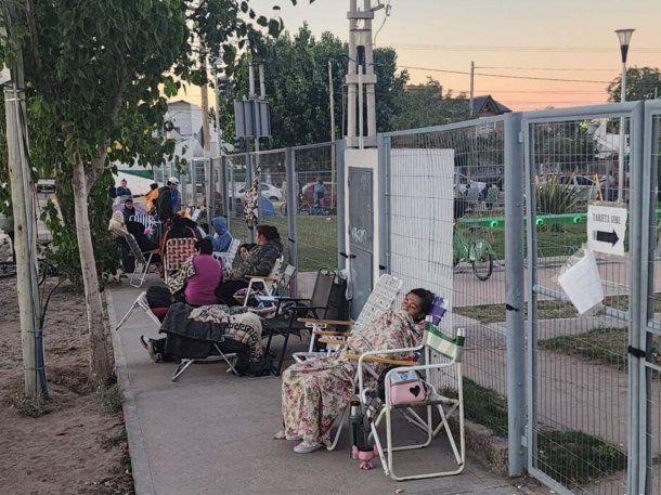 No da para más: 4 cuadras de cola desde anoche para conseguir útiles escolares gratis