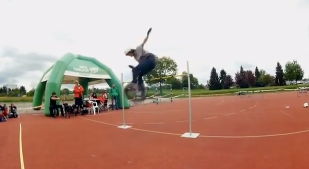 VIDEO: El salto más alto hecho en un monociclo