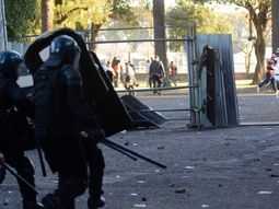 clasico violento: una mujer policia resulto herida tras los incidentes en newells-central clasico violento: una mujer policia resulto herida tras los incidentes en newells-central