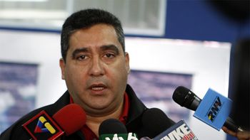 venezuela: un ministro da su celular para recibir denuncias de corrupcion policial venezuela: un ministro da su celular para recibir denuncias de corrupcion policial