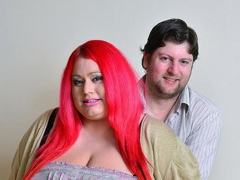 La mujer teme sofocar a su novio