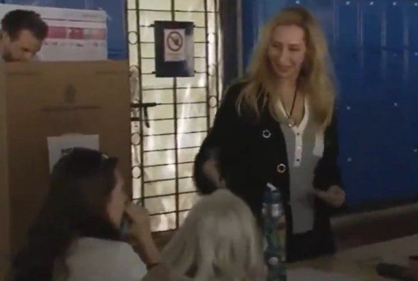 El momento exacto en que una fiscal de mesa le negó el saludo a Karina Milei El momento exacto en que una fiscal de mesa le negó el saludo a Karina Milei