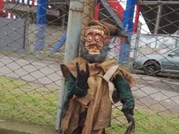 Los extraños muñecos que aparecieron en las inmediaciones del estadio de San Lorenzo