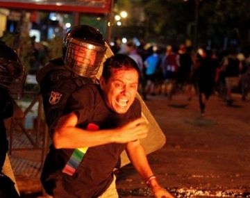 Violenta represión durante una protesta contra el manejo de la pandemia en Paraguay
