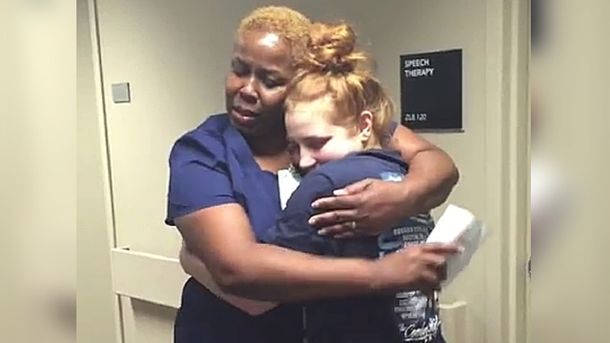 Estuvo días paralizada y volvió a caminar: mirá la reacción de su enfermera