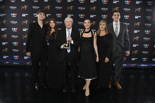 Emotivo homenaje a Enrique Macaya Márquez en los premios Martín Fierro