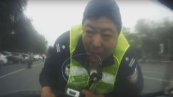 El agente quería hacerle un test de alcoholemia y terminó viajando sobre el capó El agente quería hacerle un test de alcoholemia y terminó viajando sobre el capó