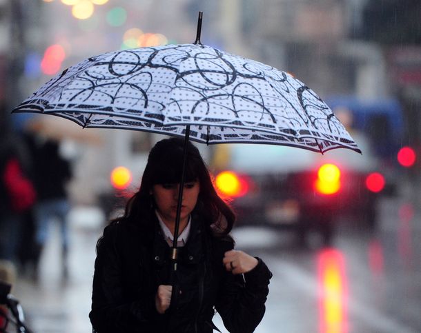 Un nuevo día nublado y con lluvias en Capital y alrededores