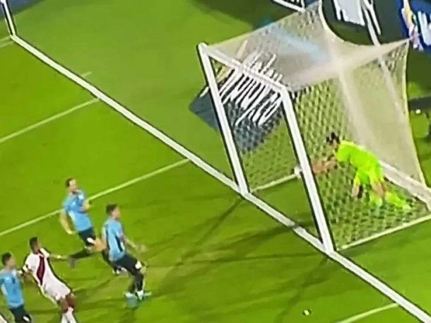 ¿Uruguay llegó a Qatar con ayuda? En Perú y Chile celebran su eliminación