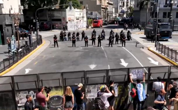 Fuerte operativo y tensión entre la Policía y manifestantes en el Congreso