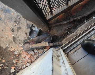 &nbsp;Destrozó la entrada, molió a golpes a su expareja y cayó preso en Castelar&nbsp;