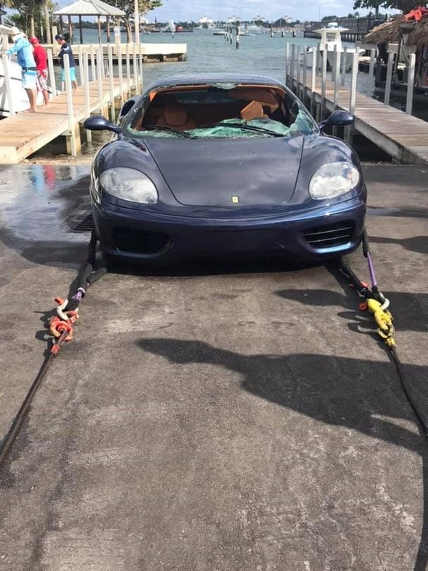 Tiró la Ferrari al agua en Palm Beach - Crédito: Code 3
