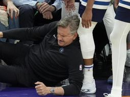 insolita jugada en la nba: cayo arriba de su entrenador y lo lesiono insolita jugada en la nba: cayo arriba de su entrenador y lo lesiono