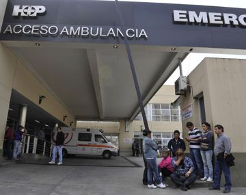 La familia de la víctima en la entrada del hospital.