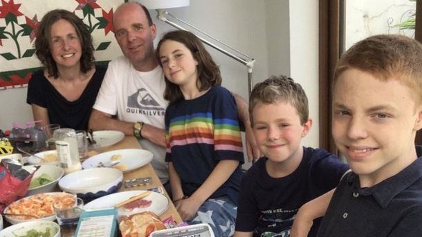 Una mamá debe elegir a qué hijo le dona un riñón