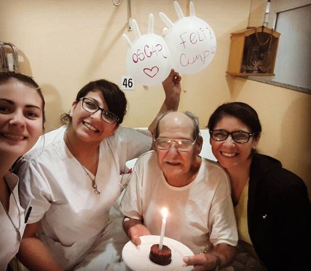 Oscar fesjeando su cumple junto a las enfermeras