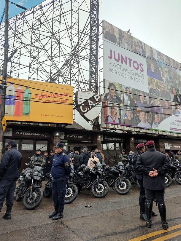 Con fuerte custodia, Independiente llegó a la cancha de Platense