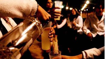en la costa secuestran mas de 700 bebidas alcoholicas a jovenes en las calles en la costa secuestran mas de 700 bebidas alcoholicas a jovenes en las calles