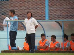 El DT, sincero con sus jugadores (Foto: J.J. Urquiza)