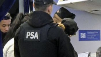 escandalo en el aire: detienen en rosario a una pareja por hacer el amor en un avion durante el vuelo