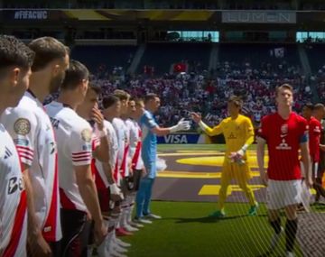 Tensión en la previa: el capitán de Urawa no saludó a los jugadores de River y encendió la polémica