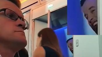 Una pareja saliendo del baño de un avión se vuelve viral Una pareja saliendo del baño de un avión se vuelve viral