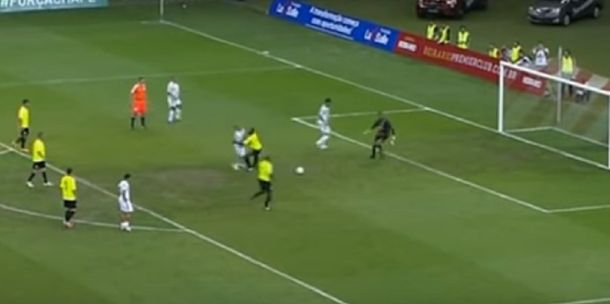 Quisieron imitar el penal de Messi y Suárez