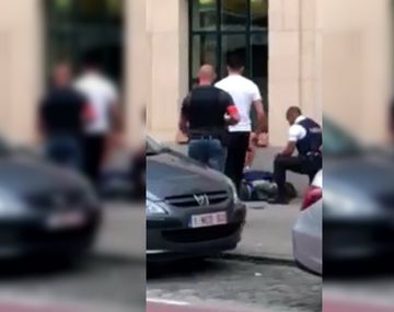 Un hombre atacó a dos soldados en Bruselas