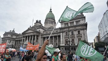 A las 17 están previstos los discursos de Micheli y Yasky, como corolario de la protesta. A las 17 están previstos los discursos de Micheli y Yasky, como corolario de la protesta.