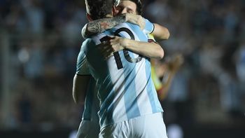 El abrazo entre Lionel Messi y Lucas Pratto El abrazo entre Lionel Messi y Lucas Pratto