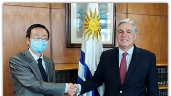 El canciller Francisco Bustillo se reunión con el embajador chino en Uruguay, Wang Gang. El canciller Francisco Bustillo se reunión con el embajador chino en Uruguay, Wang Gang.