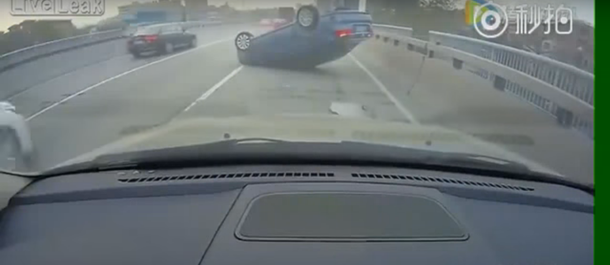 VIDEO: Se quiso cambiar de carril, pero no vio que había otro auto y volcó