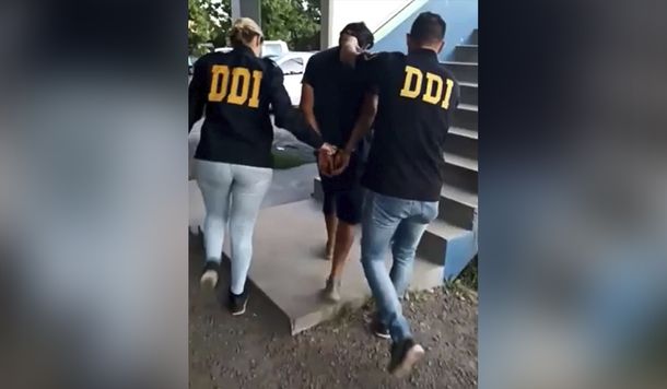 Momento en que la policía detiene al albañil de 58 años.