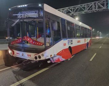 Accidente en la General Paz: un colectivo se cruzó de mano y se cortó todo