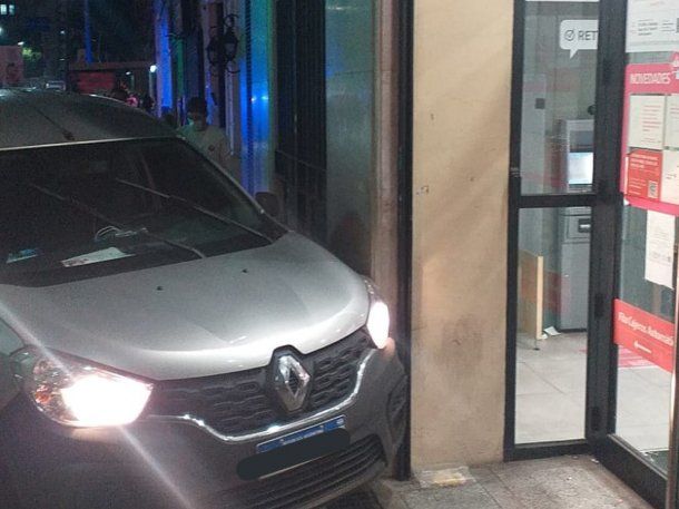 El conductor de una camioneta sufrió un paro mientras manejaba, murió y chocó en Callao y Viamonte