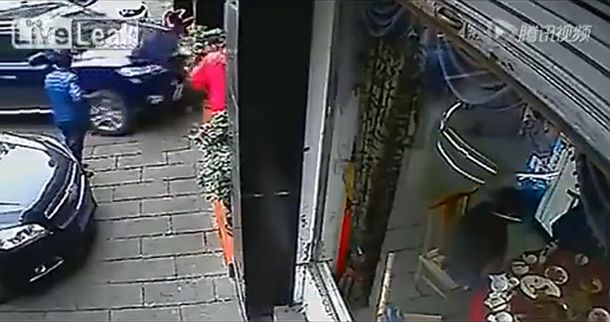 Mirá cómo una madre cubrió con el cuerpo a su nene para evitar que lo chocaran