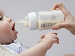 Bebé tomando una mamadera Bebé tomando una mamadera