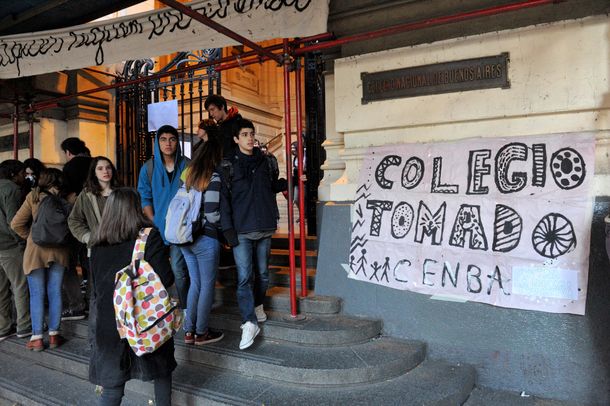 Los alumnos y el rector del Nacional Buenos Aires, en un cruce 2.0