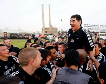 Maradona festejó desde Venezuela el ascenso de Deportivo Riestra