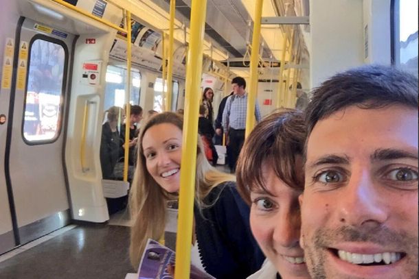 Como uno más: Novak Djokovic viaja en colectivo en Londres