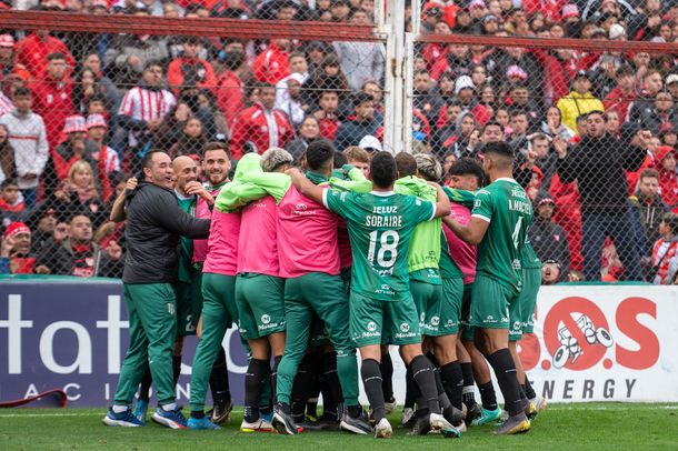 Banfield venció sobre el final a Instituto y toma un respiro