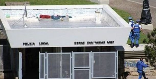 Se durmió en el texho de una comisaría - Crédito: 0223.com.ar