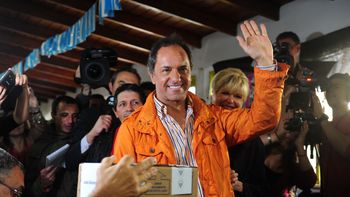 datos oficiales: scioli se impone con mas de 8 mil mesas escrutadas datos oficiales: scioli se impone con mas de 8 mil mesas escrutadas