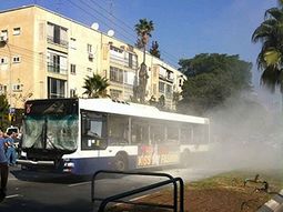 Atentado contra un colectivo en Tel Aviv deja unos 20 heridos