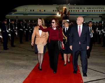 Cristina arribó a Paraguay para presenciar la misa del Papa Francisco