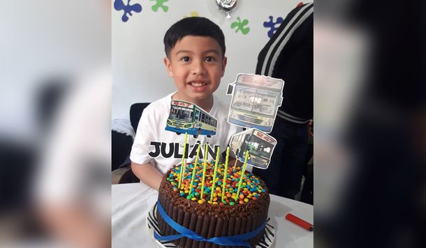 El festejo de cumpleaños menos pensado: Julián tiene 6 años y eligió como tématica al colectivo 247