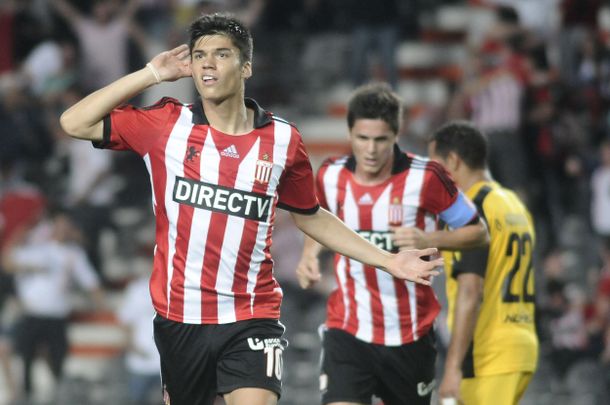 Hilario Navarro se calzó el traje de héroe y metió a Estudiantes en cuartos