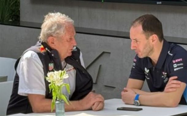 Helmut Marko (RB) conversando en Shangai con Oliver Oakes (Alpine).