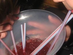 Drogaron a una joven con una jarra loca en una fiesta y la violaron entre tres hombres