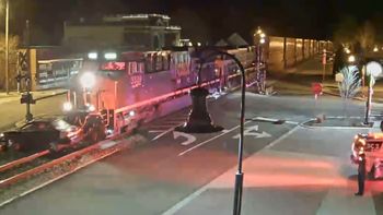 Un tren arrolló un auto en Estados Unidos Un tren arrolló un auto en Estados Unidos